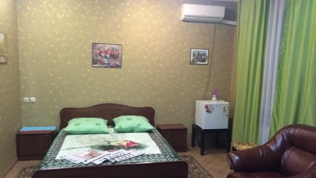 Номер с двуспальной кроватью и зелёным текстилем