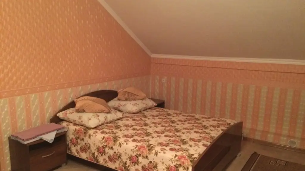 Номер с двуспальной кроватью и цветочным текстилем