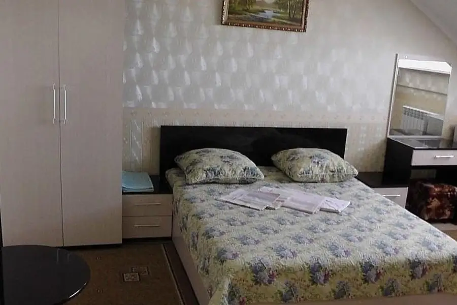 Номер с двуспальной кроватью и цветочным покрывалом